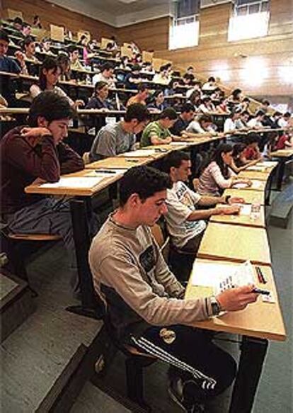 Estudiantes en el examen de selectividad de 2002 en Madrid.