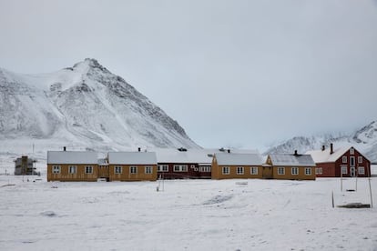 Nieve que se ve en el centro de investigación, un antiguo pueblo minero de carbón, en Ny-Alesund, Svalbard, Noruega 13 de octubre de 2015. Una cadena noruega de islas tan sólo 1.200 km (750 millas) del Polo Norte está tratando de promover las nuevas tecnologías, el turismo y la investigación científica en un cambio de la minería a gran contaminante del carbón que ha sido un pilar de la economía a distancia durante décadas. Noruega suspendió más la minería del carbón en el archipiélago de Svalbard año pasado debido a los altos costos y está buscando empleos alternativos para unos 2.200 habitantes en las islas donde los osos polares deambulan. Parte de la respuesta puede ser la de impulsar la ciencia: en Ny-Alesund, la liquidación no militar permanente más septentrional del mundo, científicos de 11 países, entre ellos Noruega, Alemania, Francia, Gran Bretaña, India y Corea del Sur cuestiones de estudio, como el cambio climático. La presencia de Noruega, miembro de la OTAN, también da a la alianza un punto de apoyo estratégico en el extremo norte, cada vez más importante después de la vecina Rusia anexó la región de Crimea de Ucrania en 2014. REUTERS / Anna Filipova IMAGEN 04 DE 19 - BÚSQUEDA "SVALBARD Filipová" PARA TODOS IMAGESâ € â €