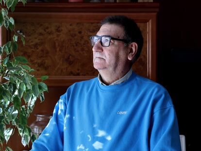 Carlos Róspide, paciente de cáncer, en su casa de Aranjuez.