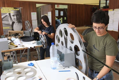 Dos operarias montan las bobinas de una de las películas del presente Zinemaldia.