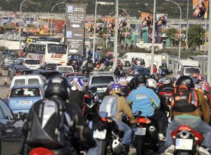Motos y coches se amontonaban ayer a la entrada del circuito Ricardo Tormo de Cheste.