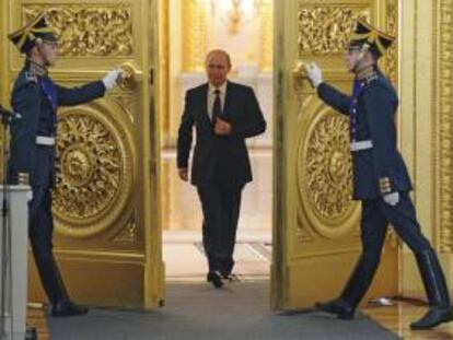 El presidente ruso, Vladímir Putin, accede (dcha), entra en la Sala de San Jorge para presentar ante los miembros del Parlamento el informe sobre el Estado de la Nación en el Gran Palacio del Kremlin, en Moscú (Rusia).
