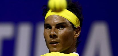 Nadal observa la pelota en el duelo ante M&oacute;naco.