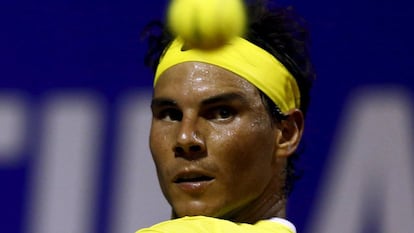 Nadal observa la pelota en el duelo ante M&oacute;naco.