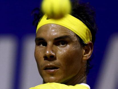 Nadal observa la pelota en el duelo ante M&oacute;naco.