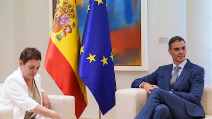 Pedro Sánchez, junto a la portavoz de Bildu, Mertxe Aizpurua, este miércoles en La Moncloa.