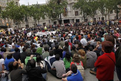 Asistentes a la concentración convocada en la plaza del Ayuntamiento de Valencia.