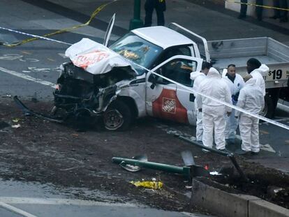 Investigadores inspecionam caminhonete usada por terrorista em ataque em Nova York. 