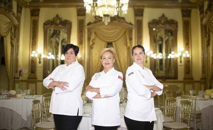 De izquierda a derecha, las chefs Celia Jiménez, Susi Díaz y Elena Lucas en una de las cenas de Córdoba Califato Gourmet.