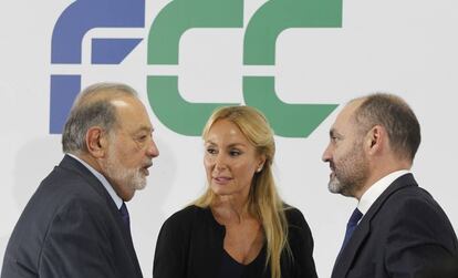 El primer accionista de FCC, Carlos Slim, junto a la presidenta de la compañía, Esther Alcocer, y el consejero delegado Pablo Colio.