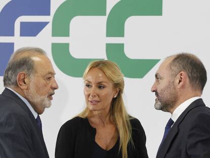 El primer accionista de FCC, Carlos Slim, junto a la presidenta de la compañía, Esther Alcocer, y el consejero delegado Pablo Colio.