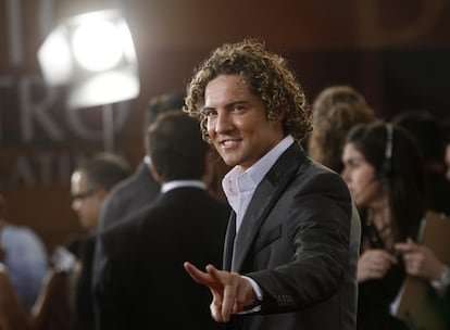 David Bisbal regresará el miércoles al escenario que le lanzó al estrellato, el plató de <i>Operación Triunfo</i>. Claro que en esta ocasión lo hará como padrino de lujo y formando parte de la gala de estreno de la edición de este año, que empieza a las 21:45 horas en Telecinco. El artista almeriense cantará en directo durante el programa presentado por Jesús Vázquez el tema <i>Sana mi herida</i> formando dúo con el mexicano Pedro Fernández, y sumándose a las actuaciones de los 18 aspirantes a iniciar su formación musical en el concurso, de los cuales solamente 16 accederán finalmente a la Academia.