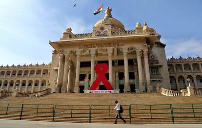 Un gran lazo rojo adorna la fachada de la Asamblea Legislativa en Bangalore (India).