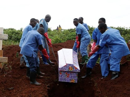Trabajadores de Cruz Roja, el 28 de marzo durante el entierro de una mujer que murió por ébola en Butembo (República Democrática del Congo)