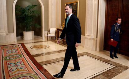 El Rey Felipe VI poco antes de la audiencia a la última promoción del Cuerpo de Ingenieros de Caminos, Canales y Puertos del Estado.