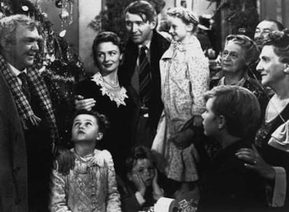 James Stewart, George Bailey en <i>Qué bello es vivir,</i> rodeado de su familia de ficción en la película.