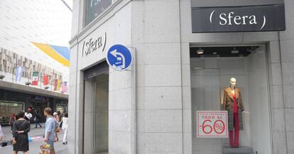 Tienda de Sfera en la calle Preciados de Madrid, enfrente de un gran almacén de El Corte Inglés.