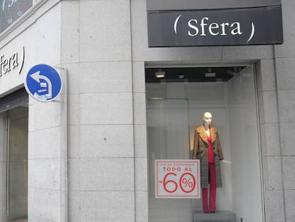 Tienda de Sfera en la calle Preciados de Madrid, enfrente de un gran almacén de El Corte Inglés.