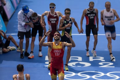 El deportista español González García llega a la línea de meta mientras celebra su posición.