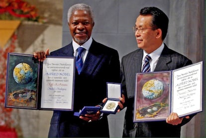 Kofi Annan (i), secretario general de la ONU, y Han Seung-soo (d), presidente de la Asamblea de Nacional Unidas, muestran el premio Nobel de la Paz durante la ceremonia en 2001.