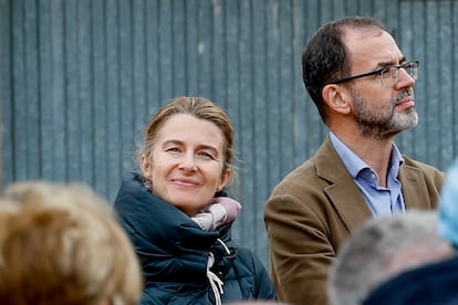 La secretaria de la Reina Letizia, María Dolores Ocaña, y el jefe de la Casa del Rey, Camilo Villarino, en octubre de 2024 en Asturias.