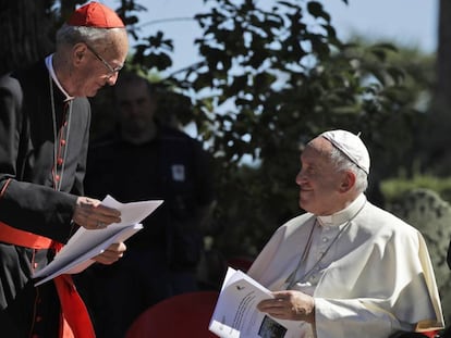 El papa Francisco junto al cardenal brasileño Claudio Hummes, este viernes en los jardines del Vaticano.