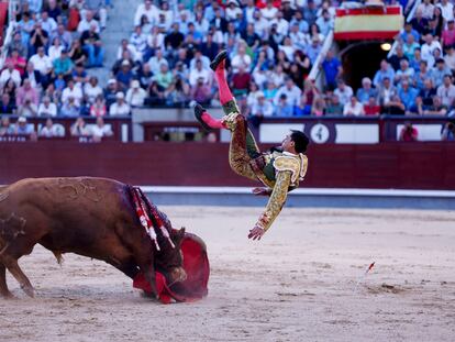 Un instante de la tremenda voltereta que Paco Ureña sufrió en el sexto toro de la tarde.