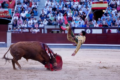 Un instante de la tremenda voltereta que Paco Ureña sufrió en el sexto toro de la tarde.