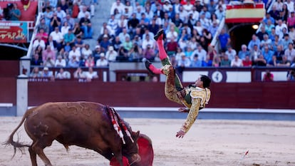 Un instante de la tremenda voltereta que Paco Ureña sufrió en el sexto toro de la tarde.