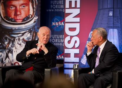 John Glenn (izquierda), charla con el director de la NASA, Charles Bolden. durante un debate del Foro del Futuro, celebrado en la Universidad del Estado de Ohio, el pasado 20 de febrero.