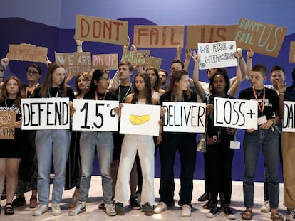 Jóvenes activistas piden en la cumbre del clima de Sharm el Sheij que se defienda el objetivo de los 1,5 grados y un acuerdo de pérdidas y daños.