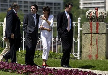 Aznar, San Gil, Mayor Oreja e Iturgaiz pasean por la playa de La Concha de San Sebastián.