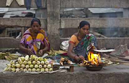 Dos mujeres venden maíz en Gauhati (India), el 7 de marzo.