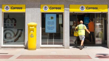 Un trabajador de Correos accede a una de las oficinas del grupo.