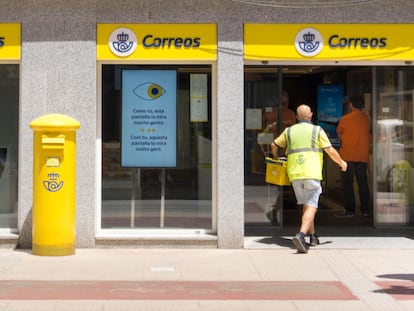 Un trabajador de Correos accede a una de las oficinas del grupo.