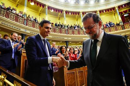 Trance en el que Mariano Rajoy cumplimenta a Pedro Sánchez como presidente del Gobierno, el 1 de junio.