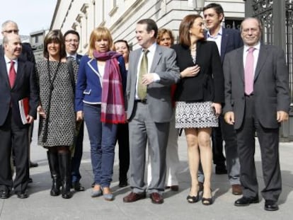 Dirigentes del PSOE junto con alcaldes socialistas en el Congreso.