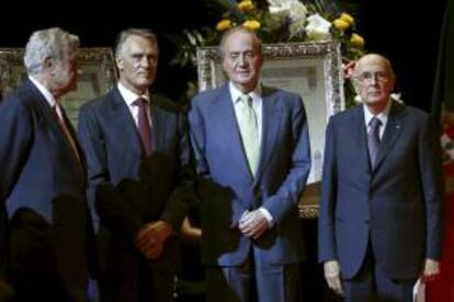 El rey Juan Carlos junto al presidente italiano, Giorgio Napolitano (d); el presidente de Portugal, Aníbal Cavaco Silva (2i), y el presidente del Congreso, Jesús Posada (i), en la ceremonia de entrega de los Premios Economía Fórum 2012 y 2011 a Napolitano y a Cavaco Silva, respectivamente, esta tarde en el Teatro de la Zarzuela, en Madrid.