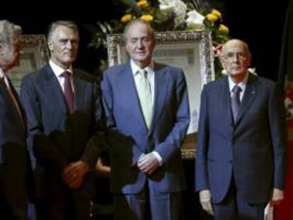 El rey Juan Carlos junto al presidente italiano, Giorgio Napolitano (d); el presidente de Portugal, Aníbal Cavaco Silva (2i), y el presidente del Congreso, Jesús Posada (i), en la ceremonia de entrega de los Premios Economía Fórum 2012 y 2011 a Napolitano y a Cavaco Silva, respectivamente, esta tarde en el Teatro de la Zarzuela, en Madrid.