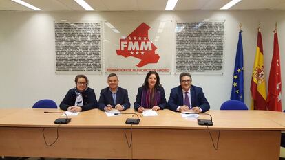 De izquierda a derecha, Silvia Buabent, Guillermo Hita, Laura Nuño y Juan Carlos Muñoz durante la firma del acuerdo.