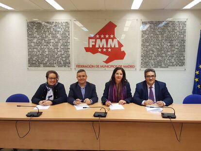 De izquierda a derecha, Silvia Buabent, Guillermo Hita, Laura Nu&ntilde;o y Juan Carlos Mu&ntilde;oz durante la firma del acuerdo.