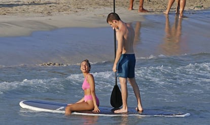 La cantante Aitana y su novio el actor Miguel Bernardeau.