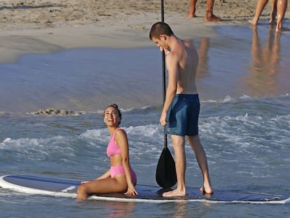 La cantante Aitana y su novio el actor Miguel Bernardeau.