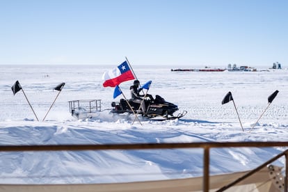 Una moto de nieve con la bandera de Chile en el Polo Sur.