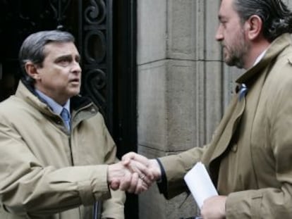 El juez Torres con Luis Armada, exgerente de Urbanismo de Madrid, tras el registro de su vivienda por el 'caso Guateque' en febrero de 2008.