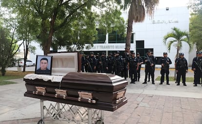 Miembros de la Secretaría de Seguridad Pública y Tránsito Municipal de Culiacán este lunes durante el homenaje en cuerpo presente de Jorge Villegas Quintero.