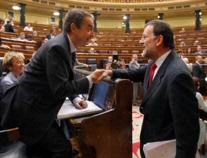 Mariano Rajoy se ha acercado al escaño de José Luis Rodríguez Zapatero a interesarse por su incidente con el avión oficial al regreso desde África.