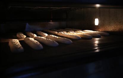 Barras de pan en fase de cocción dentro del horno.