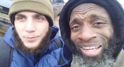 Bilal Abdul Kareem (derecha), en el fotograma de un vídeo grabado durante el abandono de Alepo, tras la victoria de las fuerzas del régimen sirio frente a los rebeldes.