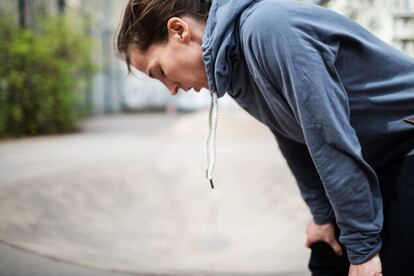 <p>Tener una pulsera de acceso a un gimnasio no significa plantarse allí a media tarde "a lo que salga". Eso es la antesala del desastre. "En el mundillo se denomina <em>walking dead</em> a esos que dan vueltas por la sala sin un objetivo claro", bromea Suárez. "Búscate un entrenador o pregunta a un monitor de sala qué tienes que hacer para lograr tus objetivos. Y sigue ese plan a rajatabla. S<strong>aber qué te toca cada día te permite organizarte antes</strong> (qué ropa llevar) y después (conocer a qué hora acabará le permite quedar al salir del gimnasio). También gestionar los días de descanso, que siempre debe haberlo".</p> <p><strong>Lo que no funciona:</strong> debes aprender a escuchar a tu cuerpo. Si has dormido poco o estás agotado tras el entrenamiento, afloja el pistón. Incluso, tómate el día de descanso. No hacerlo puede produce estrés físico, psicológico, biológico y social, "que altera las respuestas inmunológicas y puede comprometer de forma temporal la resistencia a enfermedades comunes menores, como la infección de vías respiratorias altas, la reactivación de infecciones de tipo viral (por ejemplo, el herpes simple) o la afectación de las mucosas (oral, gastrointestinal…)", advierte el doctor Eduardo Fernández-Cruz, jefe de la Unidad de Inmunología Clínica de <a href="https://www.hmhospitales.com/" rel="nofollow" target="_blank">HM Hospitales</a>. Tres resfriados seguidos pueden dar al traste con tus buenos propósitos.</p>